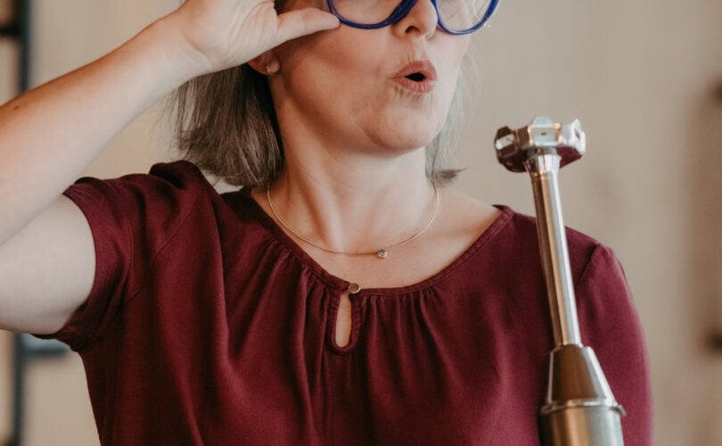 Dr. Jessica Maas hebt eine Schutzbrille an und hält einen Pürierstab, beim Seifensieden.