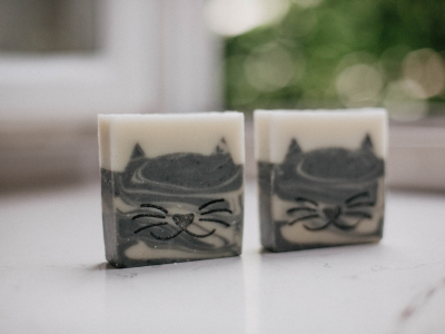 2 Stücke Seife mit einem Katzengesicht