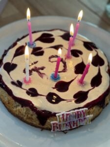 Mein Geburtstagskuchen. Mit Liebe von meiner Tochter gebacken und saulecker.