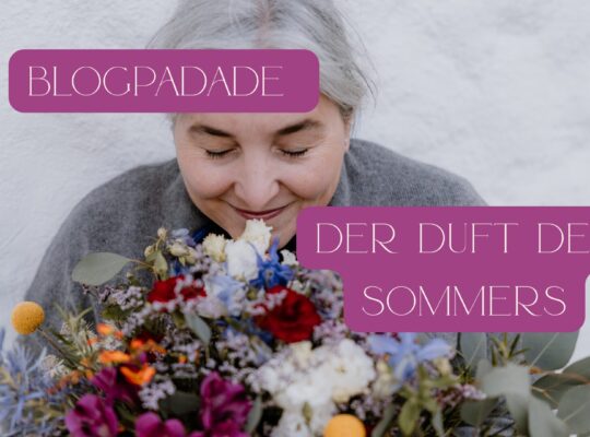 Dr. Jessica Maas riecht lächelnd an einem bunten Blumenstrauß, Text „Blogparade – Der Duft des Sommers“
