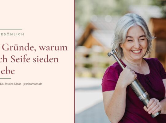 Dr. Jessica Maas lachend mit Stabmixer – 3 Gründe, warum ich Seife sieden liebe