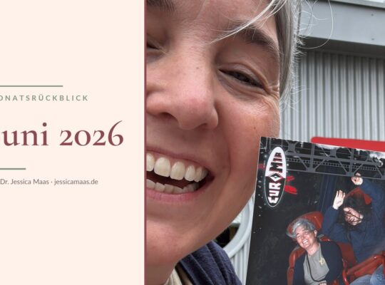 Grafik „Monatsrückblick Juni 2026": Dr. Jessica Maas lacht und hält ein Achterbahn-Foto vom EuroMir.