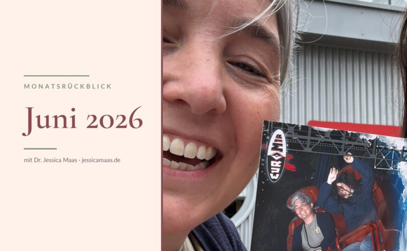 Grafik „Monatsrückblick Juni 2026": Dr. Jessica Maas lacht und hält ein Achterbahn-Foto vom EuroMir.