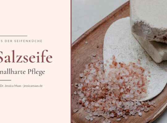 Salzseife mit rosa Himalaya-Salz auf Holztablett – Salzseife: knallharte Pflege