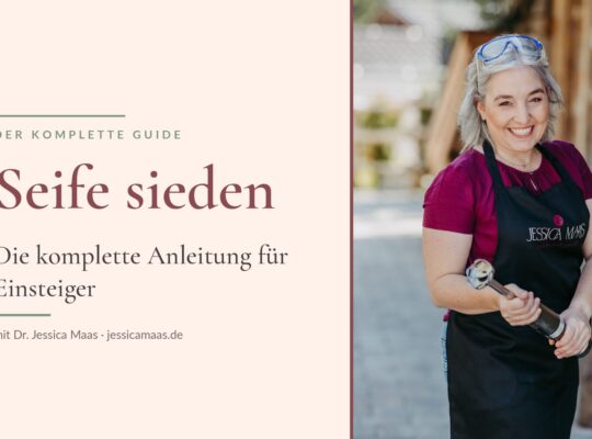 Dr. Jessica Maas mit Schutzbrille und Stabmixer – Anleitung zum Seife sieden