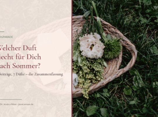 Korb mit handgemachten Seifen und Sommerblüten im Gras – Zusammenfassung der Blogparade zum Sommerduft
