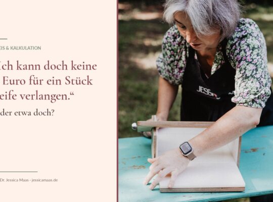 Jessica Maas schneidet handgemachte Seife am Holzschneider – was ein Stück Seife wirklich kostet