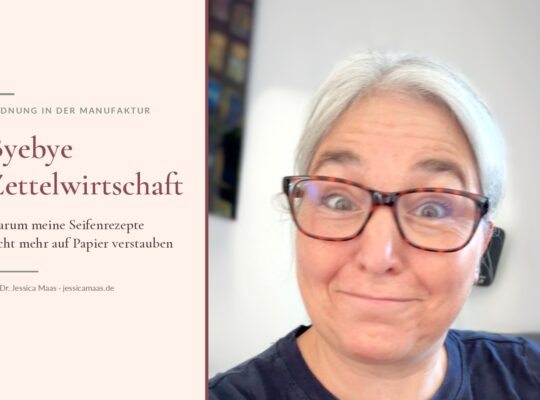 Dr. Jessica Maas mit Brille und selbstironisch verzogenem Gesicht, daneben der Schriftzug "Byebye Zettelwirtschaft"