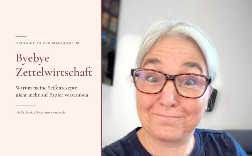 Dr. Jessica Maas mit Brille und selbstironisch verzogenem Gesicht, daneben der Schriftzug "Byebye Zettelwirtschaft"