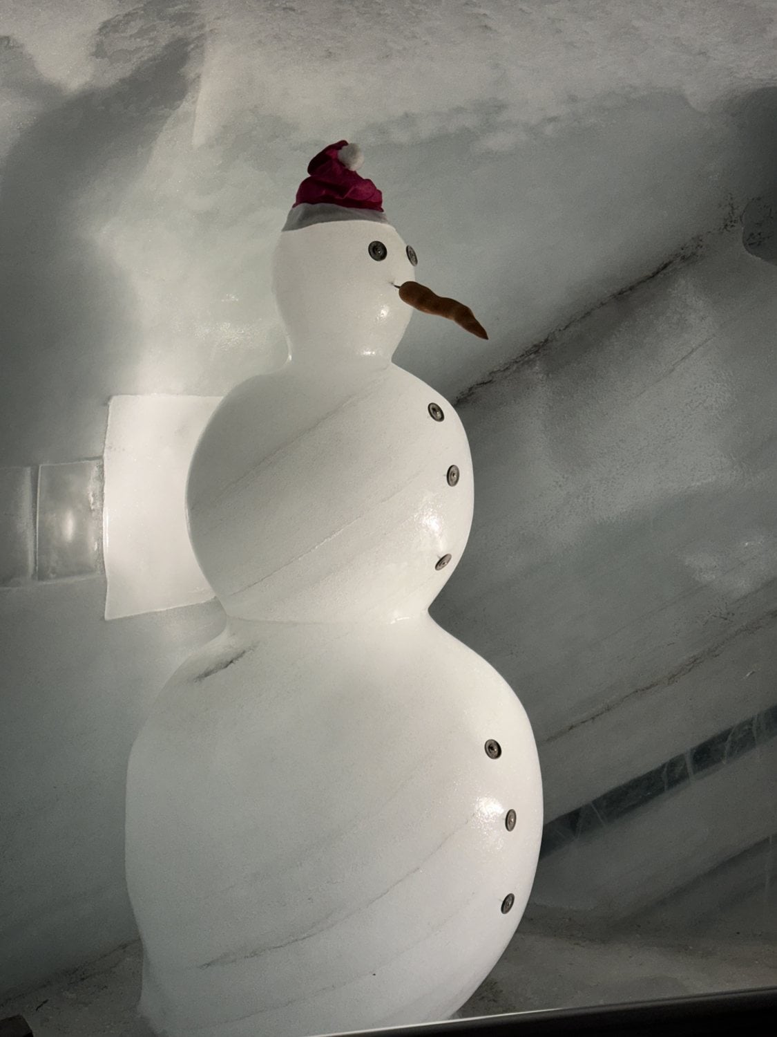 Aus Eis geschnitzter Schneemann im Eispalast im Inneren des Dachstein-Gletschers