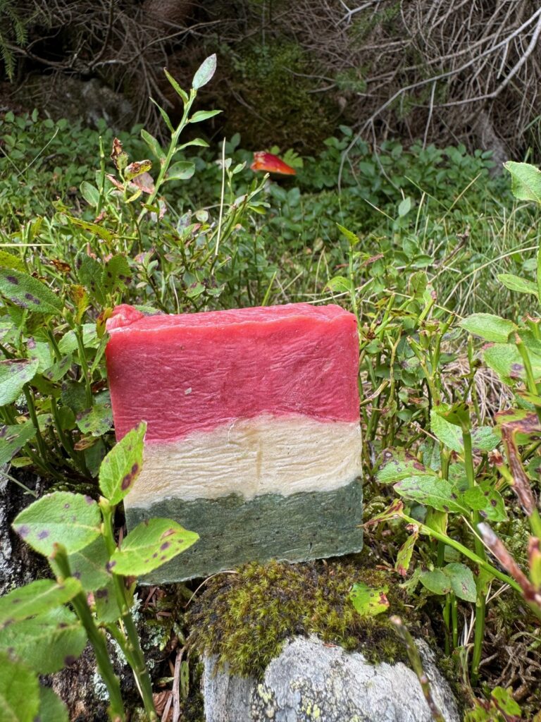 Handgesiedete Italien-Seife in Rot, Weiß und Grün im Gras – Monatsrückblick Juli 2026